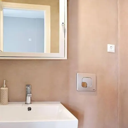 Near Acropolis, 3 Bedroom 2 Bathroom Big Beautiful Apartment